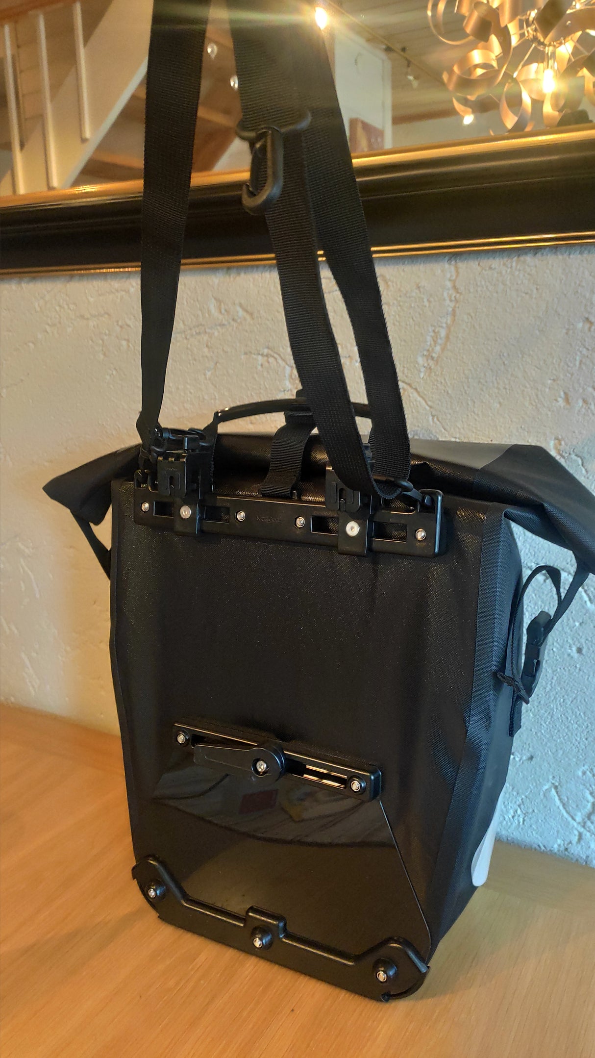 Elife vanntett sykkelveske til elsykkel på et bord sett på skrå bakfra