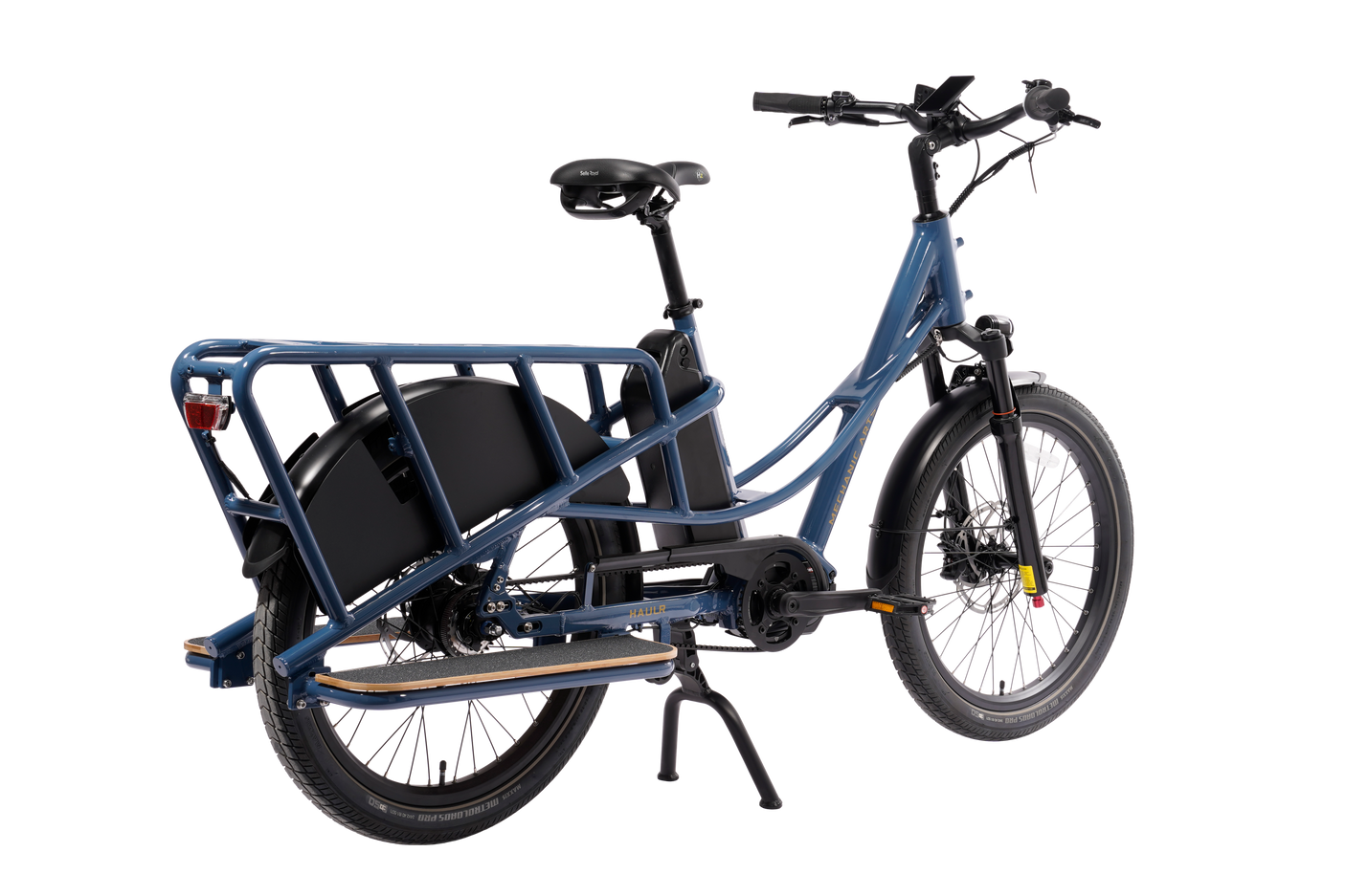 Bakside av Mechanic Arts Haulr elsykkel med Gates beltedrift og fotbrett – longtail med barnesete og barnegrind sett bakfra