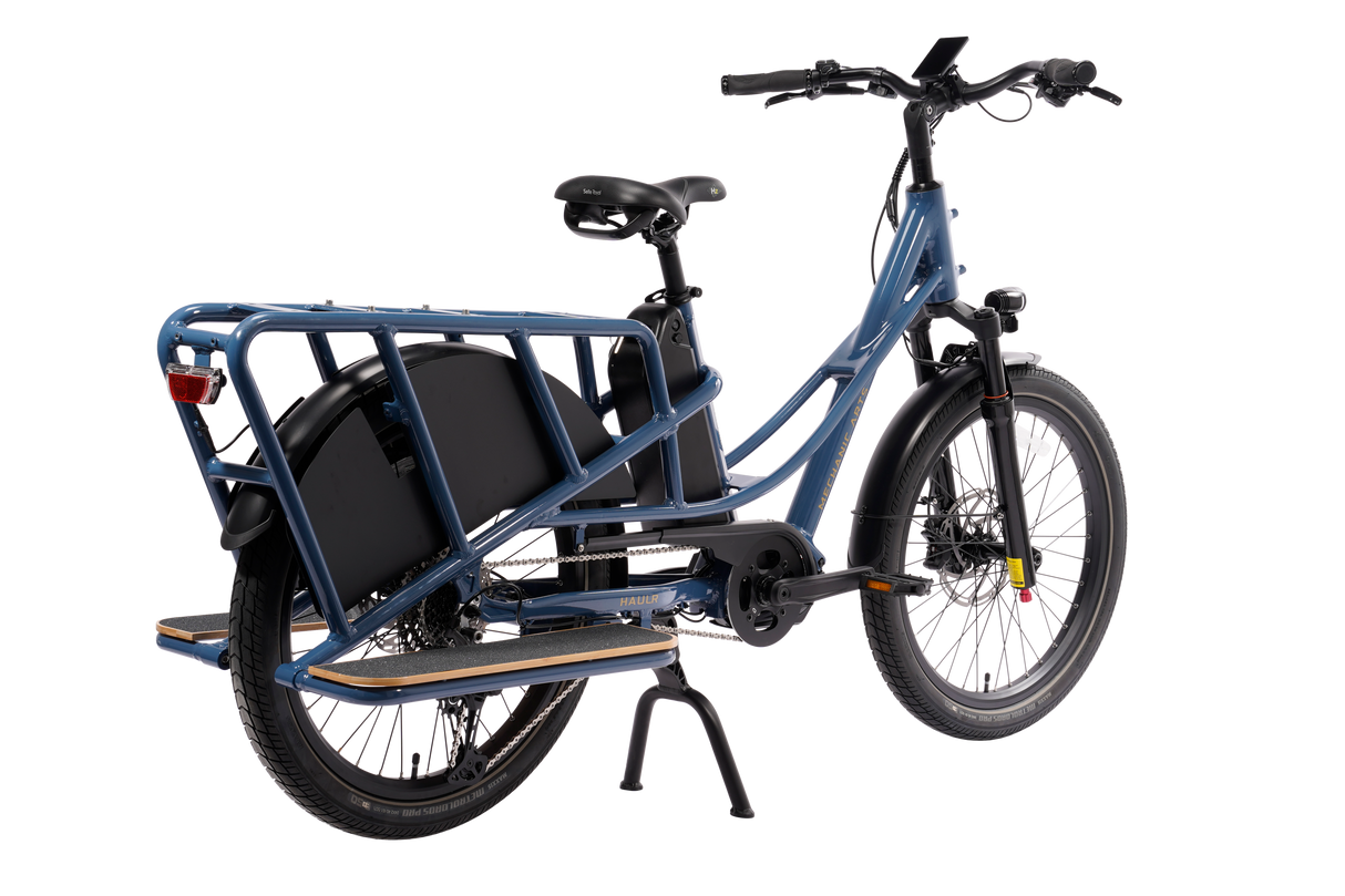 Bakside av Mechanic Arts Haulr elsykkel med kjededrift – longtail sett bakfra med lasteplan, baklys og motorintegrering