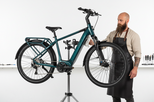 Mechanic Arts rida i stativ mens den blir vasket av mekaniker