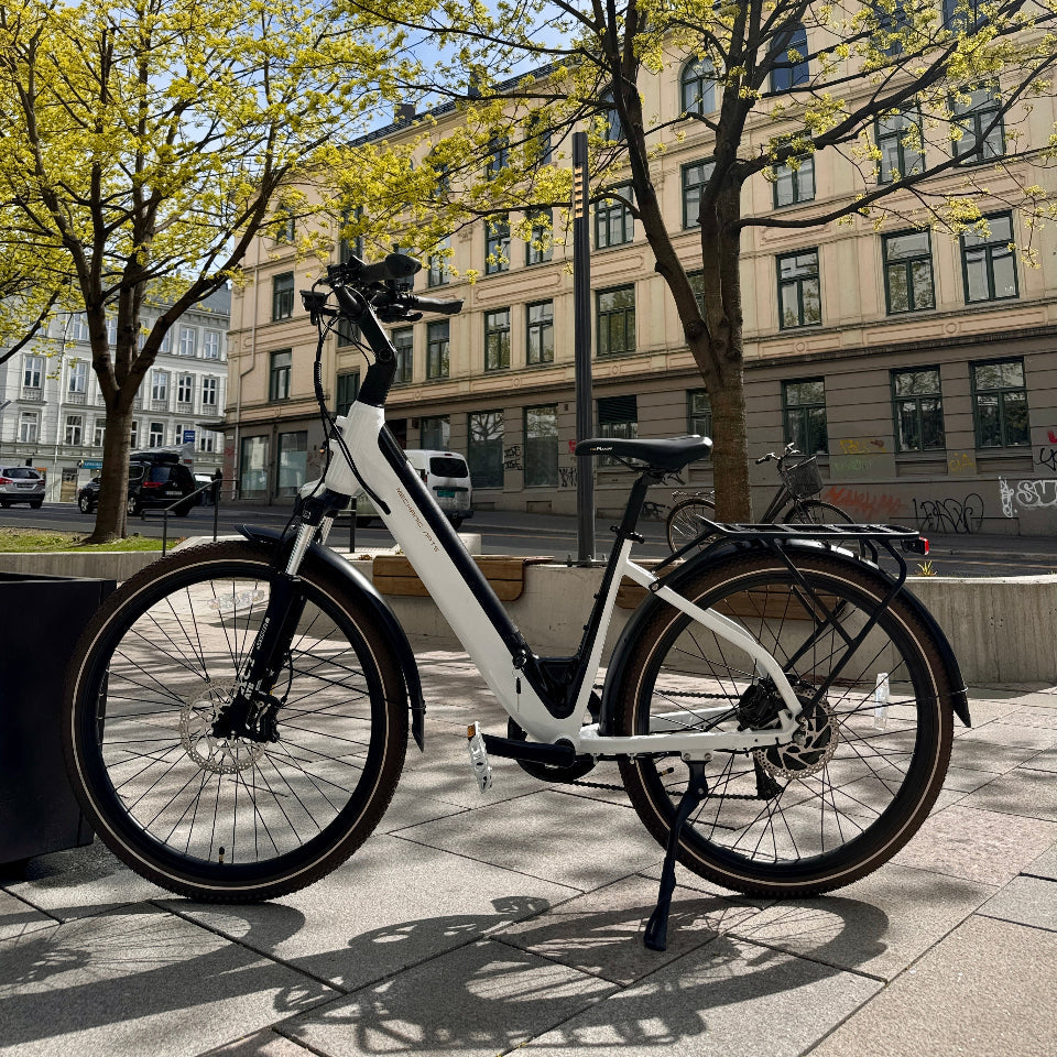 Mechanic Arts Sía elsykkel hvit sett fra siden foran Sannergata i Oslo