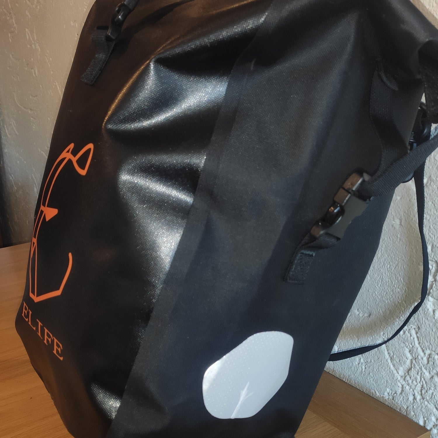 Elife vanntett sykkelveske til elsykkel på et bord sett fra siden