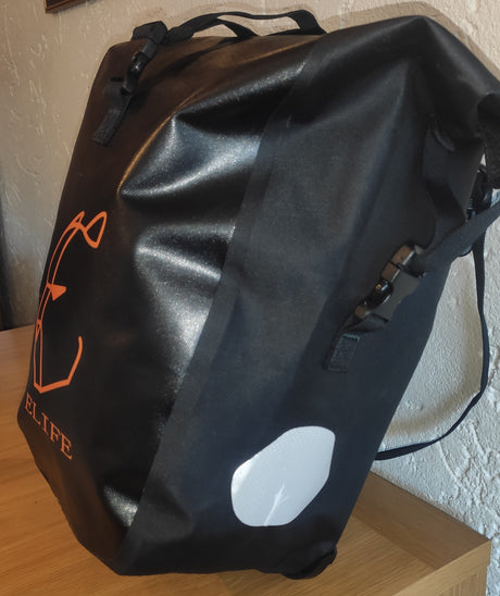 Elife vanntett sykkelveske til elsykkel på et bord sett fra siden