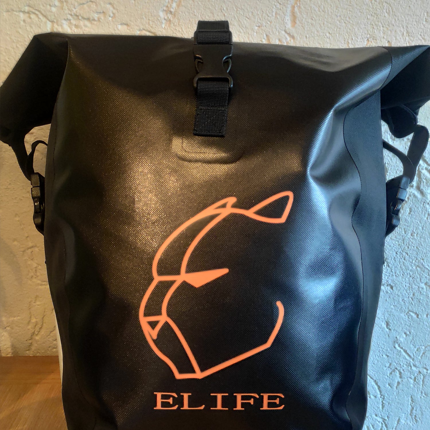 Elife vanntett sykkelveske til elsykkel på et bord sett fra fronten