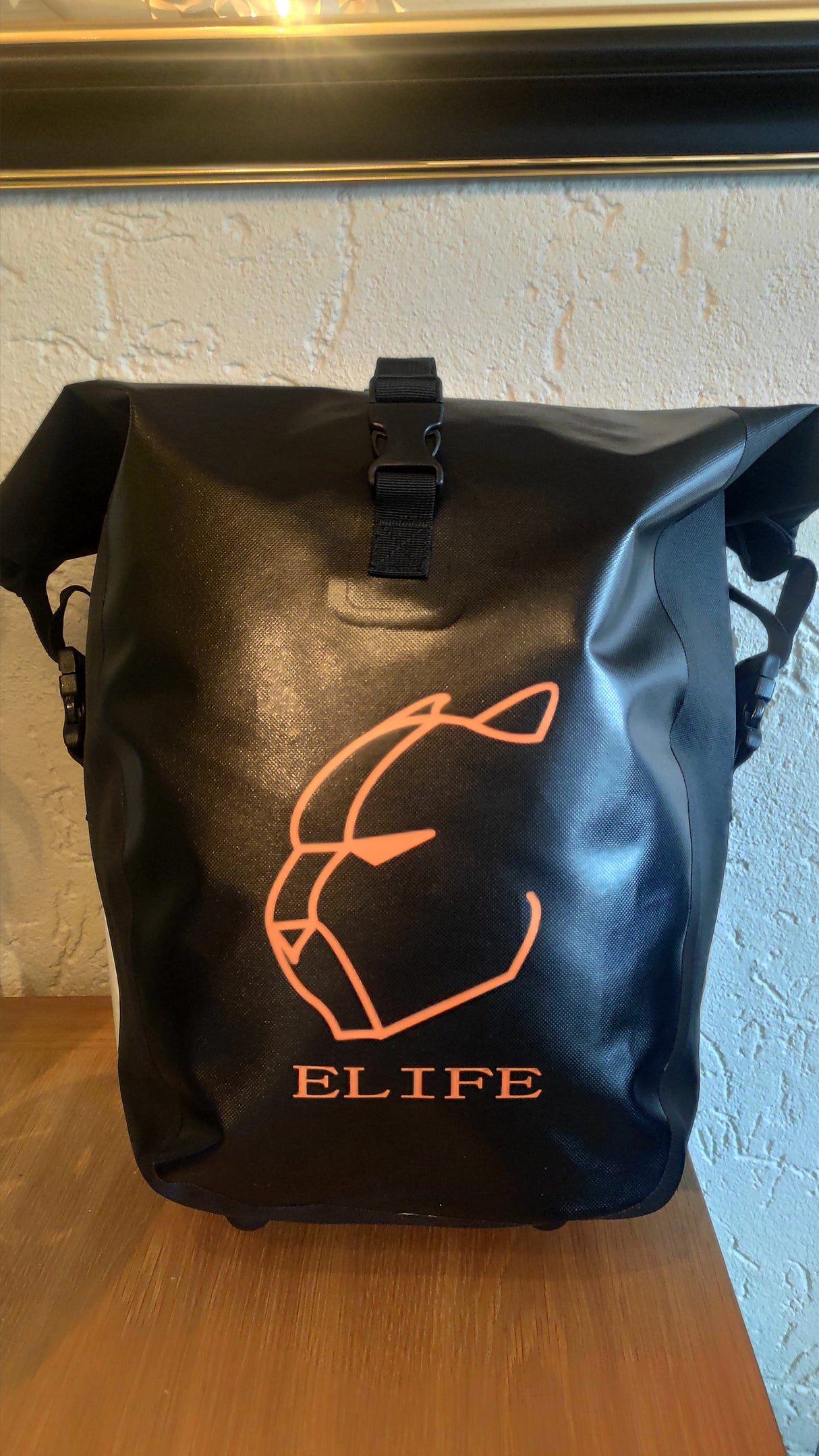 Elife vanntett sykkelveske til elsykkel på et bord sett fra fronten