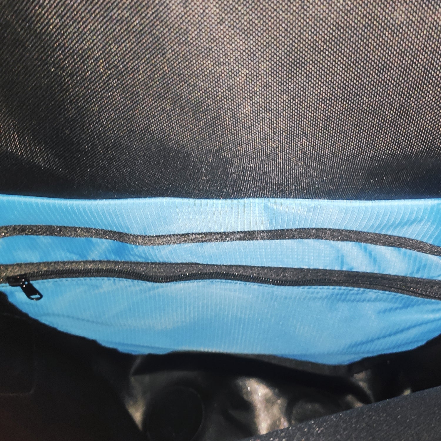 Elife vanntett sykkelveske til elsykkel på et bord der man ser lommene på innsiden av vesken