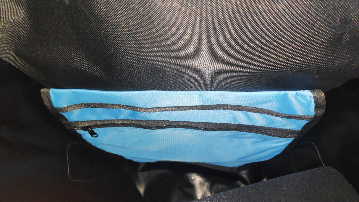 Elife vanntett sykkelveske til elsykkel på et bord der man ser lommene på innsiden av vesken