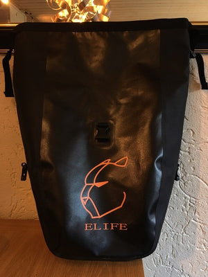 Elife vanntett sykkelveske til elsykkel på et bord sett fra fronten med gjenskinn av lyset i vesken