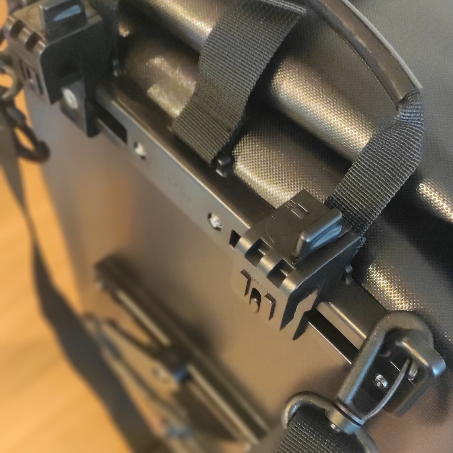 Elife vanntett sykkelveske til elsykkel på et bord sett fra toppen med fokus på låsesystemet