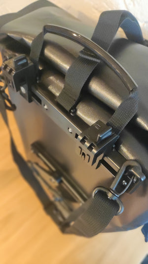 Elife vanntett sykkelveske til elsykkel på et bord sett fra toppen med fokus på låsesystemet