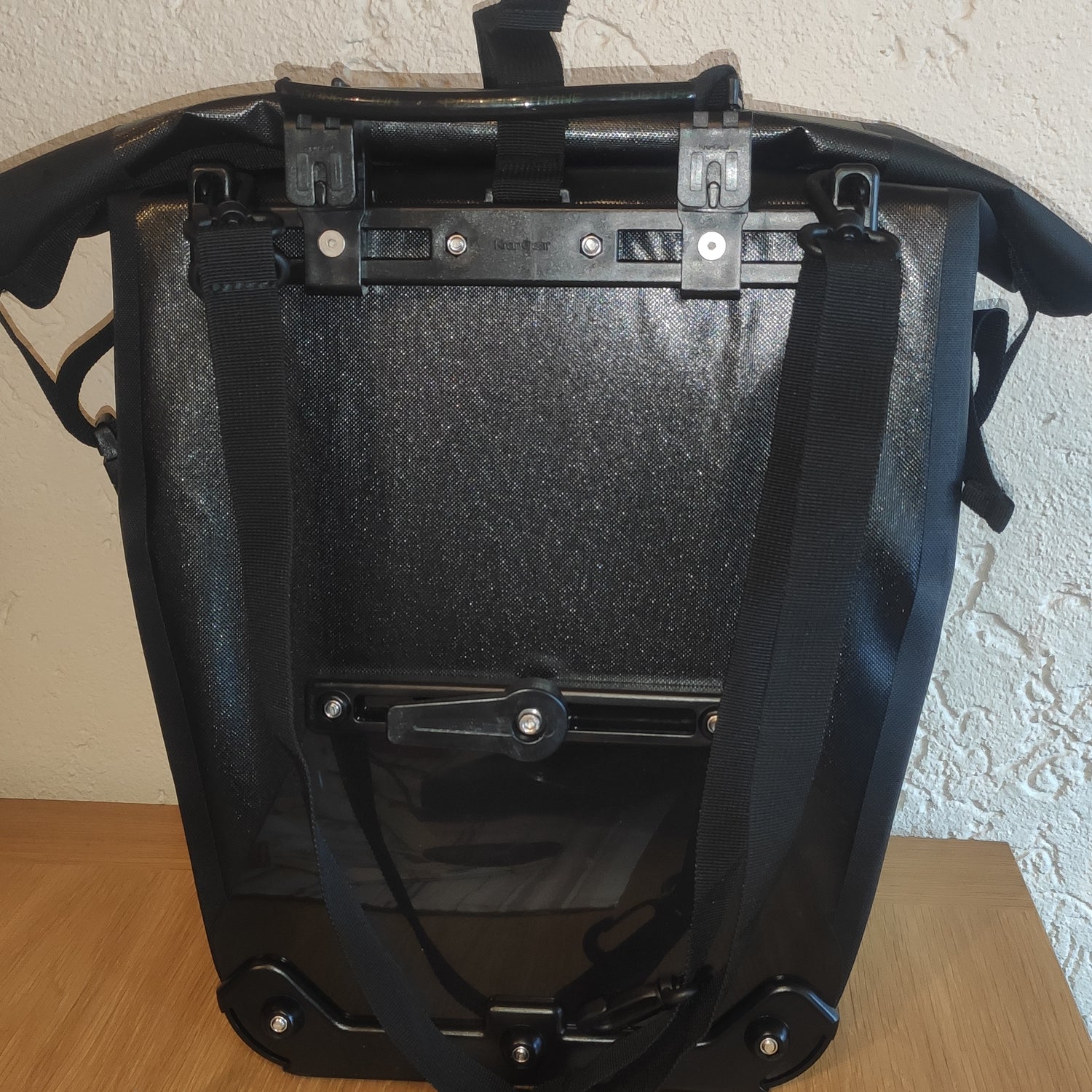 Elife vanntett sykkelveske til elsykkel på et bord sett bakfra