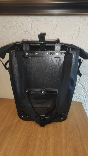 Elife vanntett sykkelveske til elsykkel på et bord sett bakfra