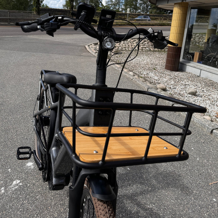 Mechanic Arts Rida elsykkel i titan farge sett forfra med frontbærer - elektrisk sykkel for by og pendling