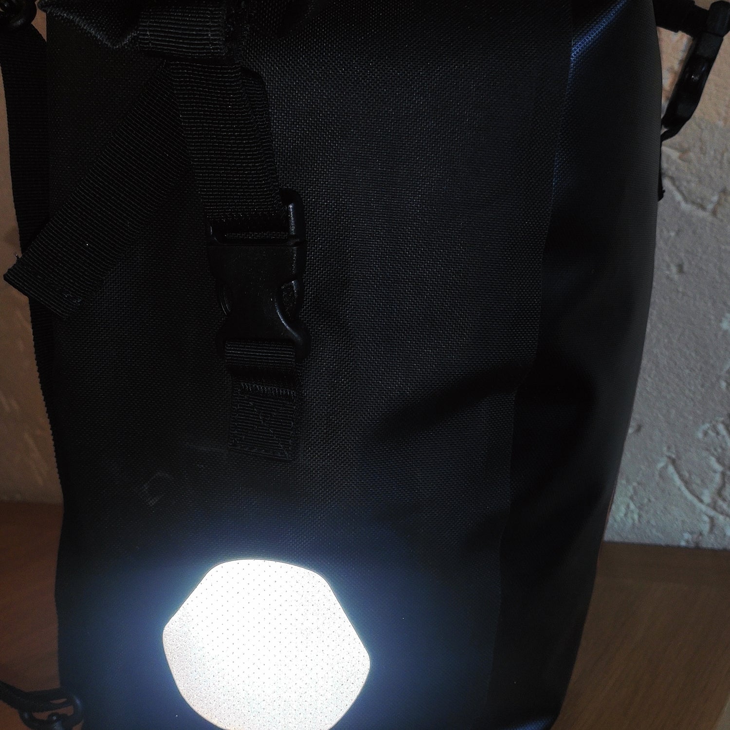 Elife vanntett sykkelveske til elsykkel på et bord med reflekterende lys i refleksen sett fra siden