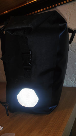 Elife vanntett sykkelveske til elsykkel på et bord med reflekterende lys i refleksen sett fra siden