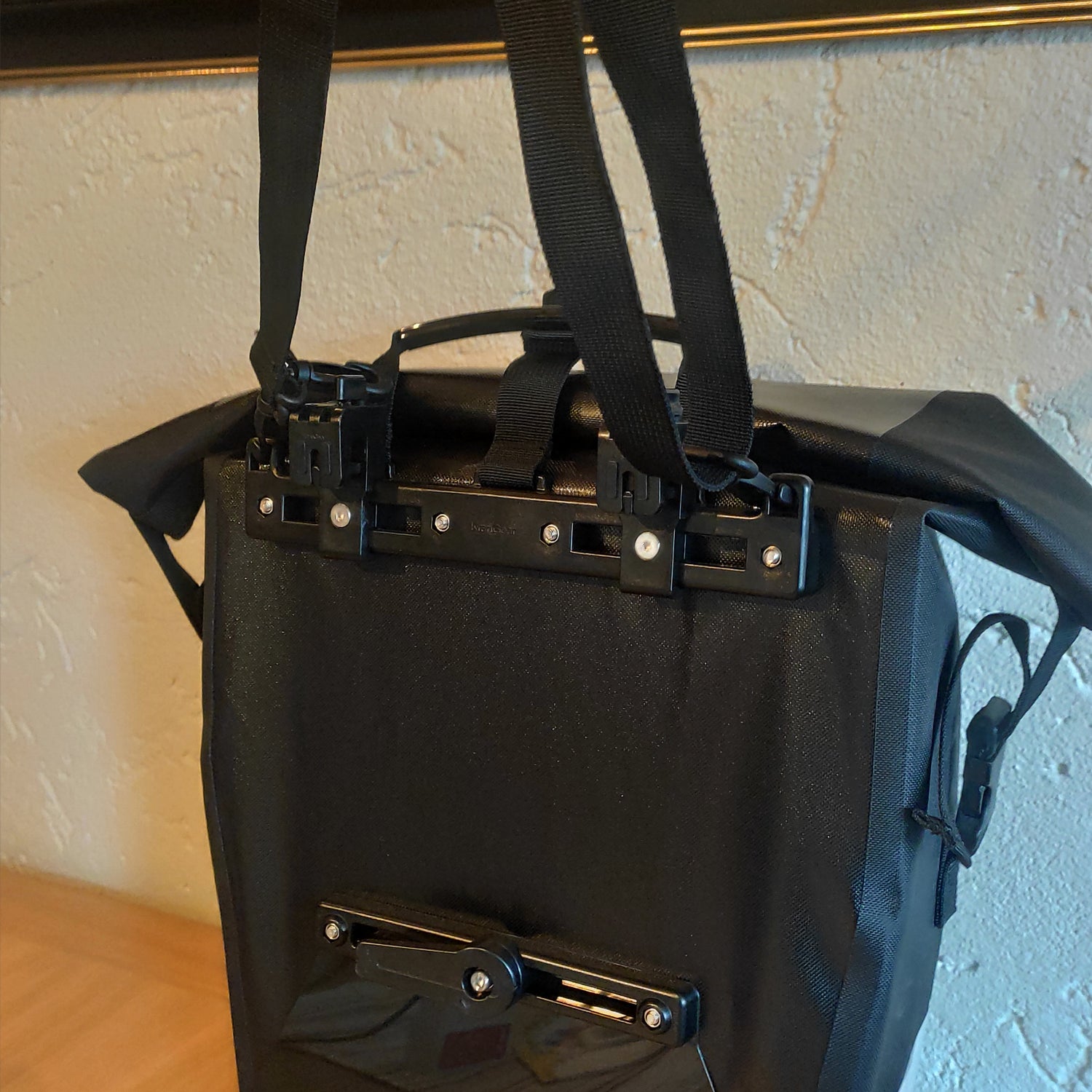 Elife vanntett sykkelveske til elsykkel på et bord sett på skrå bakfra