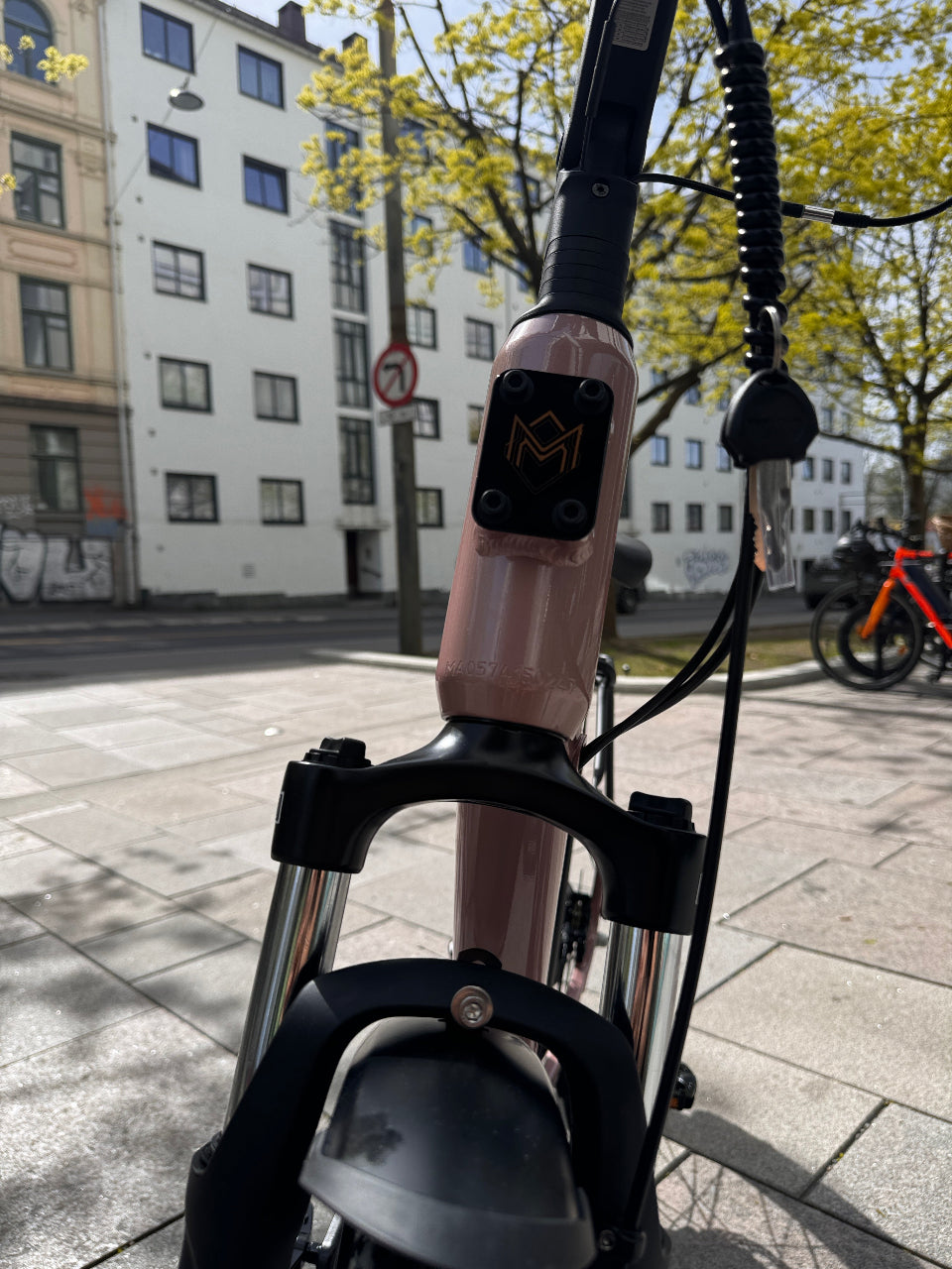 Mechanic Arts Sía elsykkel rosegull sett fra fronten