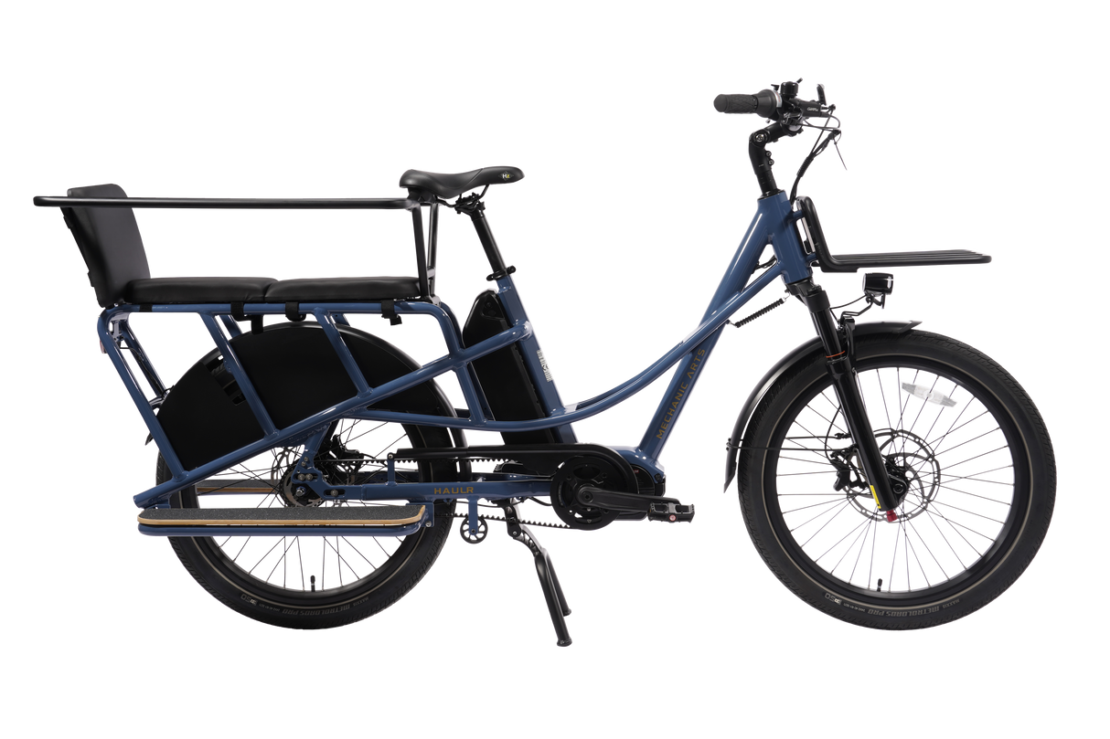 Mechanic Arts Haulr elsykkel med Gates beltedrift, utstyrt med barnegrind og fotbrett for barn – sidevisning av elektrisk longtail-sykkel for familie
