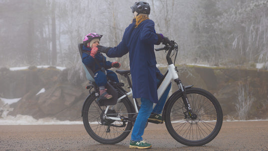 Mechnic Arts Tokyo elsykkel med barn på bagasjebæreren og mor som mater barnet