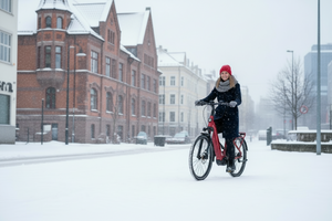 Mechanic Arts Flýr elsykkel i Oslo sentrum i snøvær